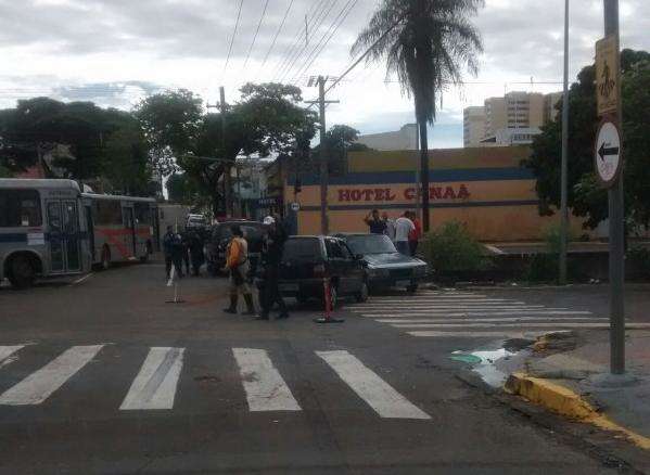 Acidente em cruzamento de ruas deixa tr&acirc;nsito interditado no Centro