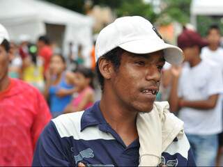 “É bom para tirar a molecada das drogas”, diz servente de pedreiro que nunca entrou dentro da igreja. (Foto: Marlon Ganassin)