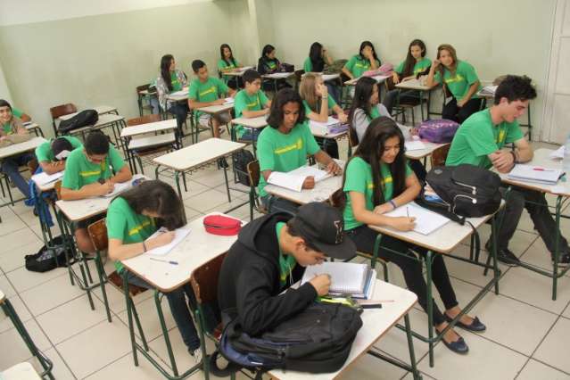 Ap&oacute;s 8 anos, alunos da rede estadual trocam uniforme azul pelo verde