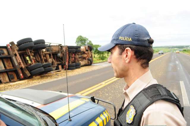 Caminh&atilde;o carregado de milho tomba na BR-163 e deixa tr&acirc;nsito lento