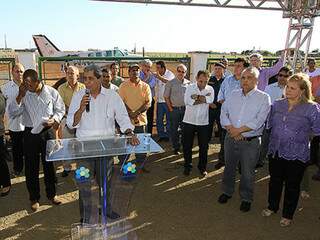 Governador André Puccinelli inaugurou nesta tarde o aeródromo de Fátima do Sul. A prefeita Ilda Machado, e o deputado estadual Londres Machado também estavam presentes (Foto: Divulgação)