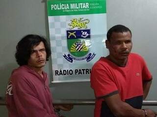 Marcos e Marcio foram presos logo após assaltarem conveniência (Foto: Adilson Domingos)