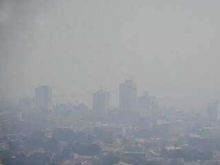 Fumaça chegou em Corumbá, a 150 km do ponto do fogo (Foto: Anderson Gallo/Diário Corumbaense)