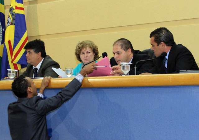 Vereadores aprovam projeto que regulamenta atendimento em cart&oacute;rios