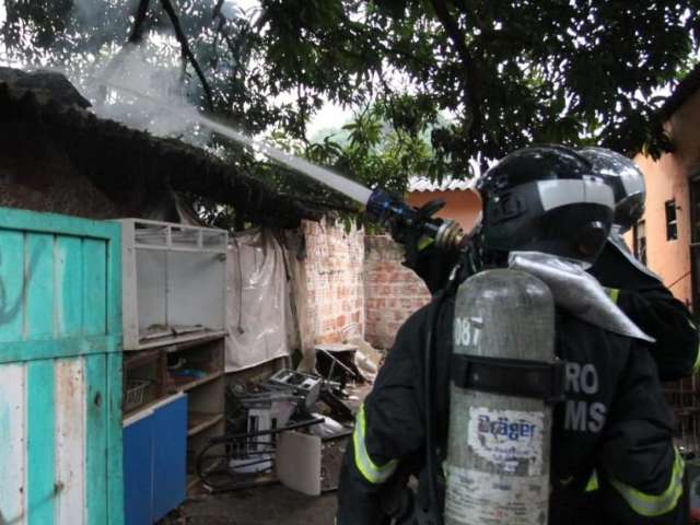 Ex-marido &eacute; suspeito de atear fogo em resid&ecirc;ncia na Vila Albuquerque 