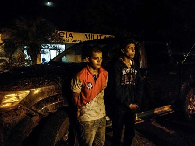 Ap&oacute;s troca de tiros, pol&iacute;cia recupera ve&iacute;culo roubado e prende assaltantes