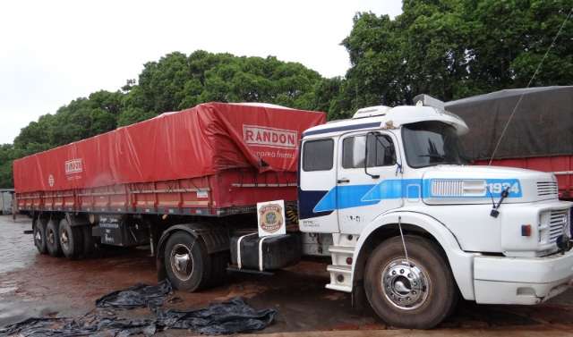 PF e PM apreendem 1,7 tonelada de maconha escondida em carga de ra&ccedil;&atilde;o