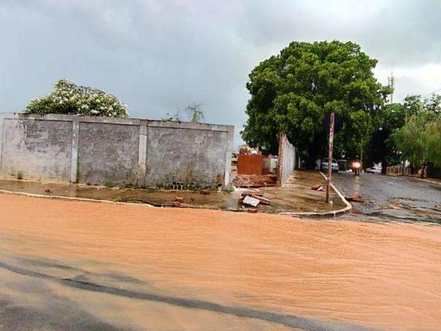 Em meia hora, chuva arranca asfalto, derruba muro de cemit&eacute;rio e invade igreja