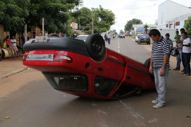 Motorista que capotou carro no Noroeste &eacute; identificado e recusa baf&ocirc;metro