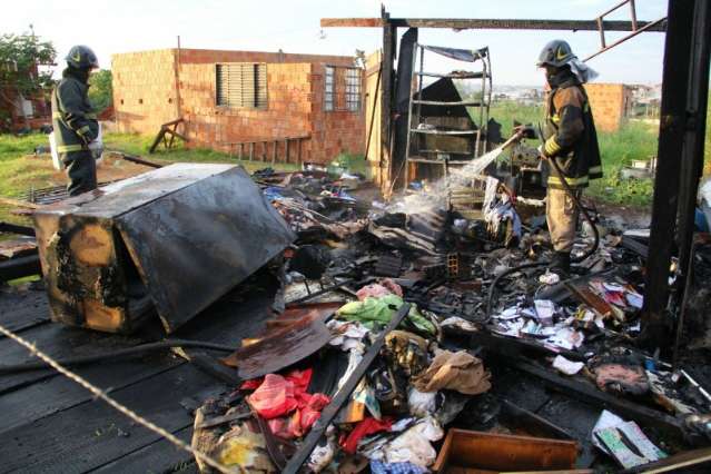 Vidraceiro esquece fog&atilde;o aceso e casa &eacute; destru&iacute;da durante inc&ecirc;ndio