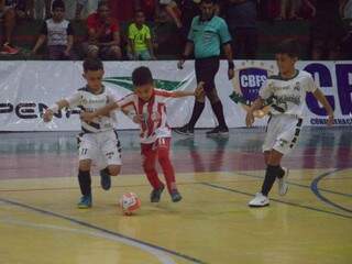 Meninos da Associação Atlética Pelezinho em ação contra o Nabuco (Foto: CBFS/Divulgação)