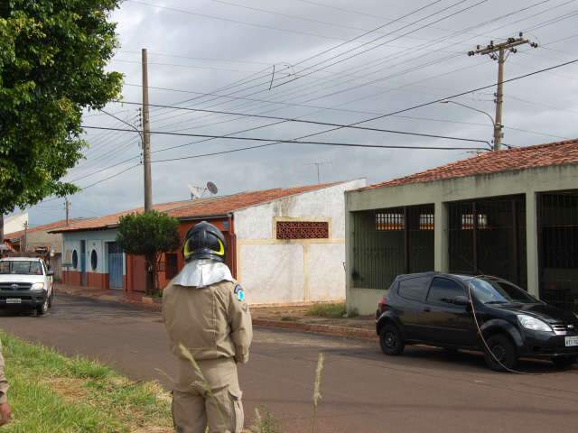  Rua fica isolada ap&oacute;s fio de alta tens&atilde;o cair em cima de ve&iacute;culo