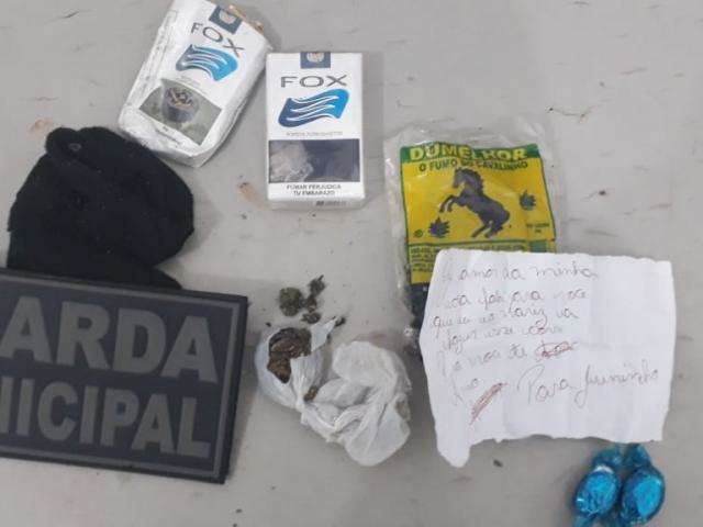 Tr&ecirc;s s&atilde;o presos ao tentar lan&ccedil;ar maconha com bilhete a interno da Unei