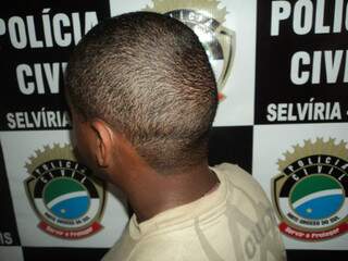  Homem &eacute; preso acusado de viola&ccedil;&atilde;o de sepultura em Selv&iacute;ria