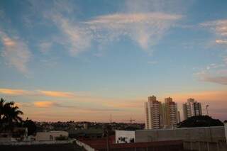 Sexta-feira amanhece com c&eacute;u aberto e calor em Campo Grande 