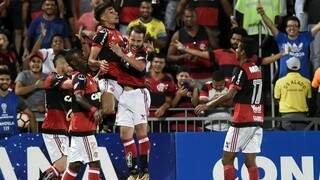 Jogadores do Flamengo comemorando vitória em cima da Chapecoense (Foto: Globo Esporte)