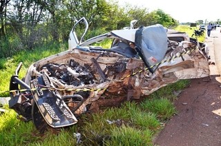 Caminhonete Hilux ficou destruída. Motorista morreu na hora. (Foto: Nova News)