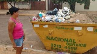 Dona de casa mostra lixo doméstico em caçamba (Foto: Christiane Reis)