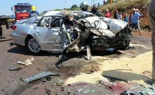 Carro ficou destruído (Fotos: Portal Rondon)
