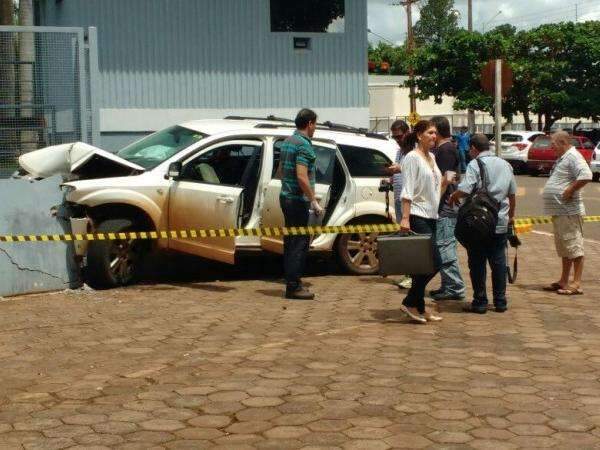 Fugindo da pol&iacute;cia, suspeito perde controle e bate carro em muro da PF
