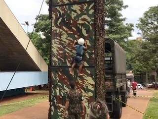 Crianças se aventuram em instalação militar, na Praça do Rádio. (Foto: Henrique Kawaminami)