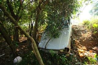 O carro ficou pendurado em barranco (Foto: André Bittar) 