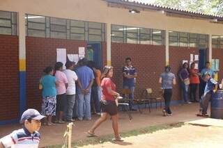 Índios esperam para votar em escola da reserva de Dourados (Foto: Helio de Freitas)