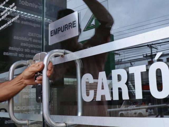 Em 2 minutos, ladr&atilde;o leva dinheiro e notebook de cart&oacute;rio invadido 3 vezes