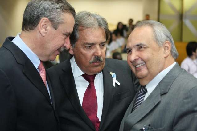 ﻿Londres Machado diz que seguir&aacute; o PT e PR pode ficar na oposi&ccedil;&atilde;o
