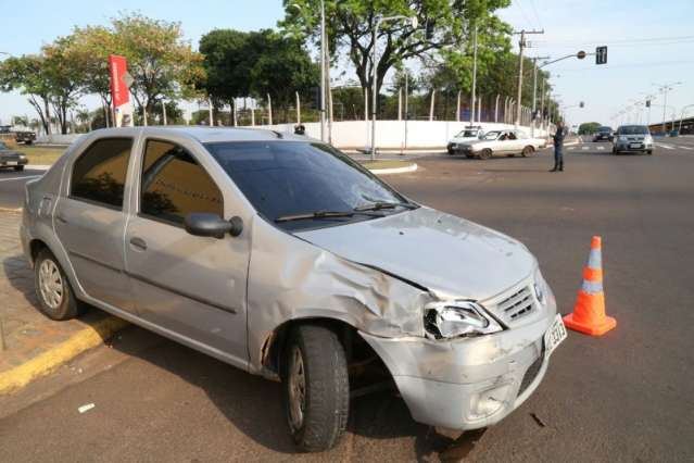 Carro faz convers&atilde;o proibida e provoca acidente com moto na Guaicurus