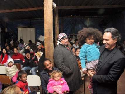 Marquinhos participa de entrega de agasalhos e distribui&ccedil;&atilde;o de sopa