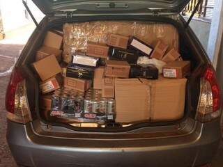 Produtos contrabandeados do paraguai estavam em um carro com placas da Capital (Foto: DOF)