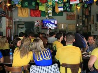 Bar na região central da Capital está lotado durante a estreia da seleção brasileira (Fotos: Marina Pacheco)