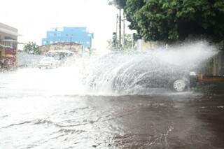 Chuva causa forte enxurrada na rua 26 de Agosto, no Centro (Foto: Marcos Ermínio)