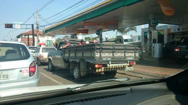 Caminh&atilde;o transportando homens na carroceria &eacute; flagrado na Zahran