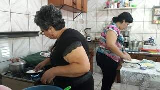 Rejane Helena a esquerda cozinhando com a filha Talita (Foto: Arquivo pessoa)