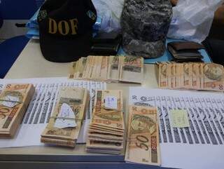 Dinheiro falso estava com cinco pessoas (Foto: Divulgação/DOF)