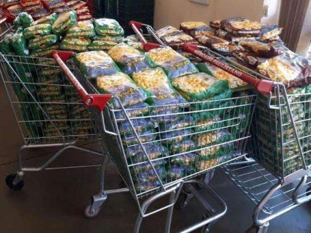Salgadinhos de milho, doces e bebidas vencidas eram vendidos em mercado