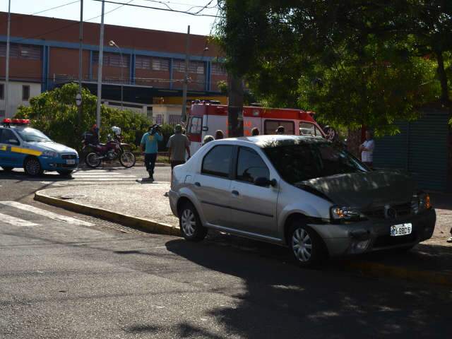  Carro capota no centro de Campo Grande e dois passageiros ficam feridos