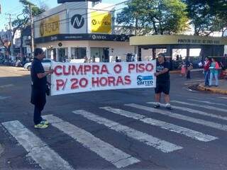 Professores protestaram hoje em avenidas de Dourados (Foto: Divulgação)