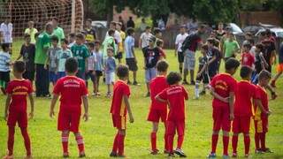 A mais nova unidade da escolinha de futebol da prefeitura no bairro Pioneiro iniciou as atividades no último sábado, sob o comando do ex-jogador Ferrinho (Foto: Divulgação)