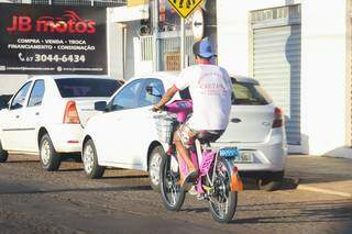 Jovem usando bicicleta motorizada sem capacete pela Avenida Bandeirantes(Foto: Paulo Francis)