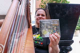 Dolly mostra seu primeiro CD gravado na Suíça em parceria com seu amigo paraguaio Pablo Inácio (Foto: Henrique Kawami)
