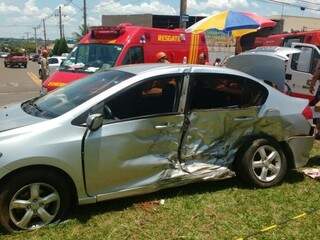 Uma mulher que estava no Honda City morreu no local do acidente. (Foto:Amanda Bogo)