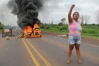 Os moradores fecharam a BR em protesto contra o corte de energia (Foto: Marcos Ermínio)