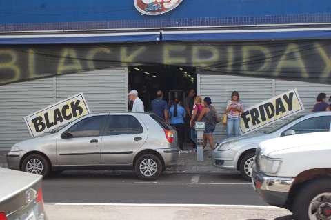 Consumidores lotam lojas do Centro na abertura da Black Friday