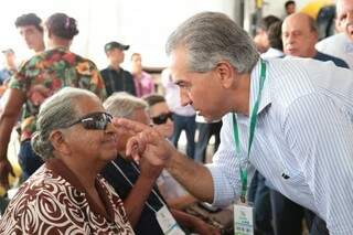 Reinaldo conversa com mulher atendida durante &quot;dia D&quot; de projeto em município pantaneiro (Foto: Marcos Ermínio)