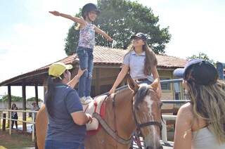 Sem medo de ser feliz, Rejane ficou até de pé em cima do cavalo. (Foto: Gustavo Maia)