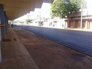 Além de recapear a rua, prefeitura retirou o canteiro central. (Foto: Divulgação)