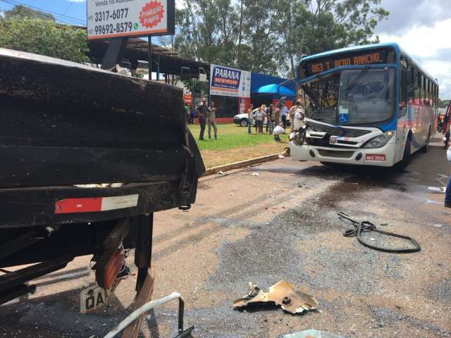 Acidente entre &ocirc;nibus e caminh&atilde;o deixa pelo menos nove feridos